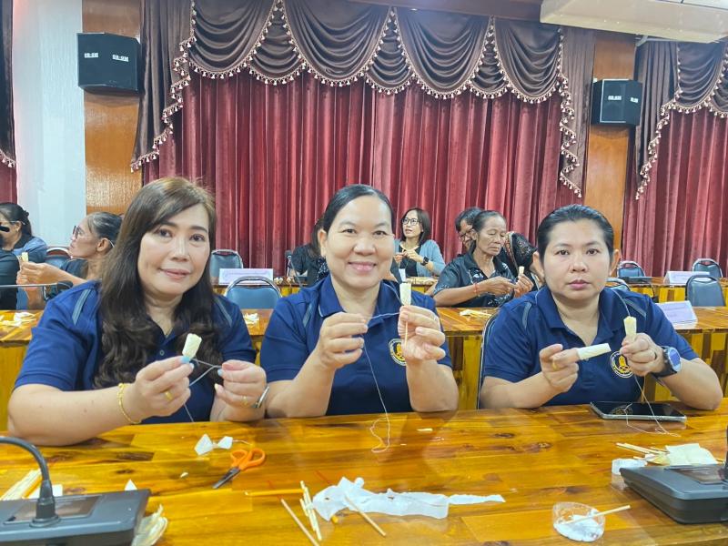 2. เข้าร่วมกิจกรรมประดิษฐ์ดอกไม้จันทน์