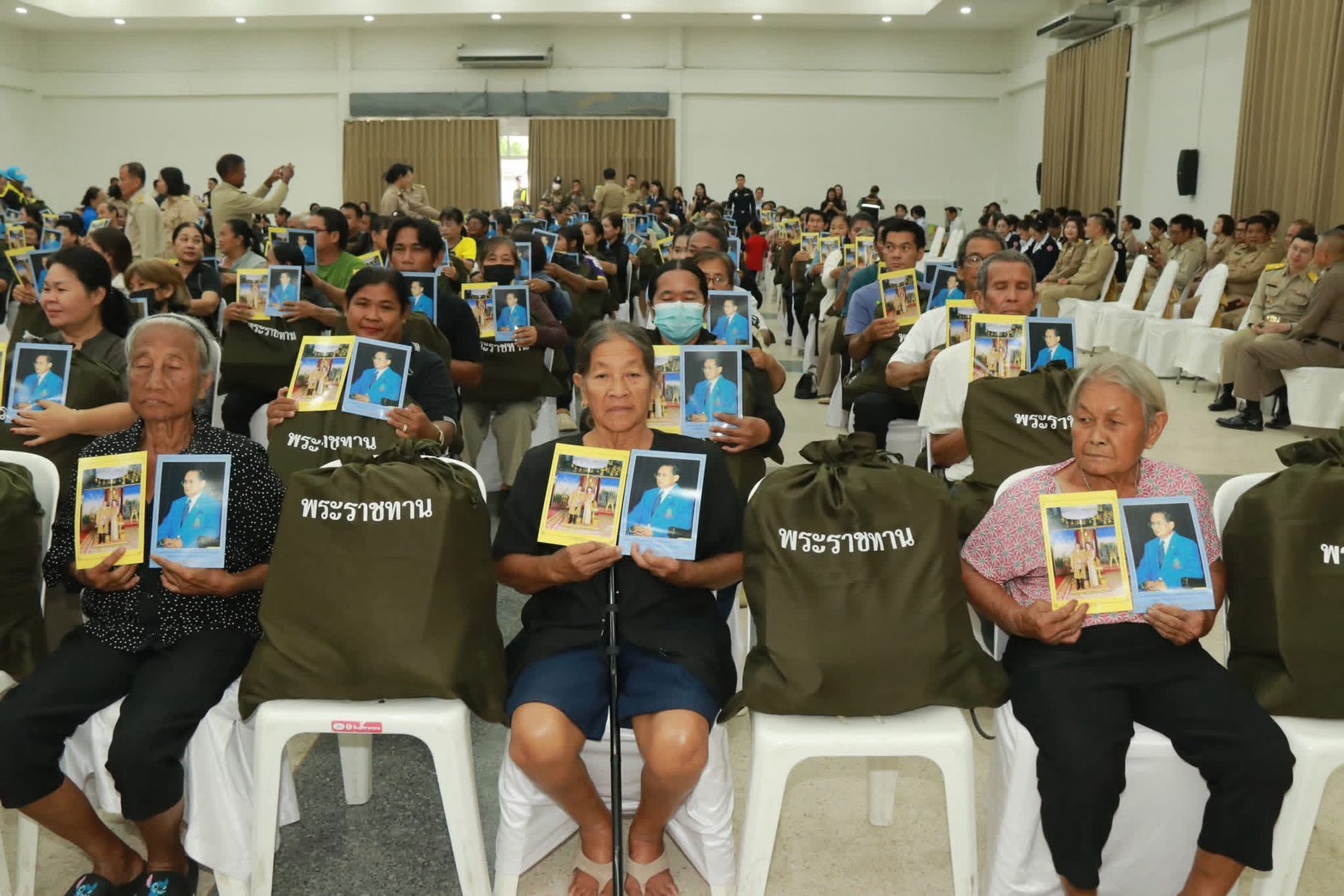 เข้าร่วมพิธีเชิญสิ่งของพระราชทาน มูลนิธิราชประชานุเคราะห์ ในพระบรมราชูปถัมภ์ มอบแก่ประชาชนผู้ประสบอุทกภัย