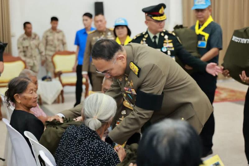 4. เข้าร่วมพิธีเชิญสิ่งของพระราชทาน มูลนิธิราชประชานุเคราะห์ ในพระบรมราชูปถัมภ์ มอบแก่ประชาชนผู้ประสบอุทกภัย