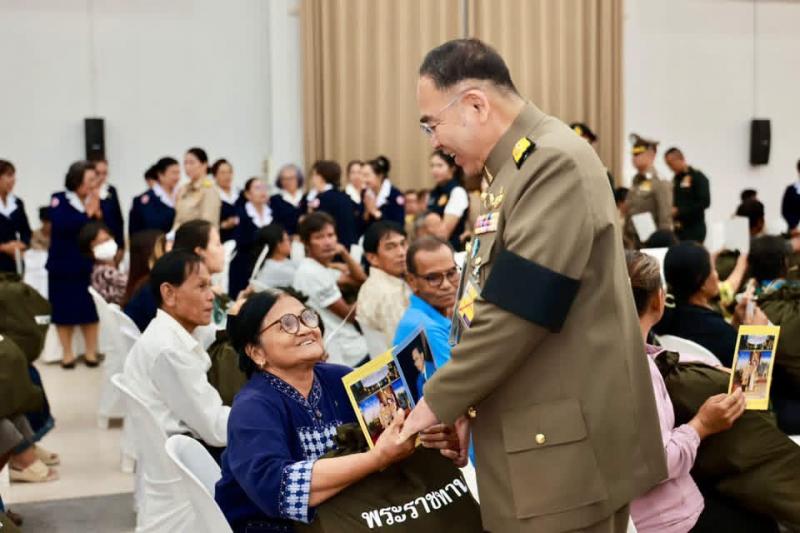 8. เข้าร่วมพิธีเชิญสิ่งของพระราชทาน มูลนิธิราชประชานุเคราะห์ ในพระบรมราชูปถัมภ์ มอบแก่ประชาชนผู้ประสบอุทกภัย