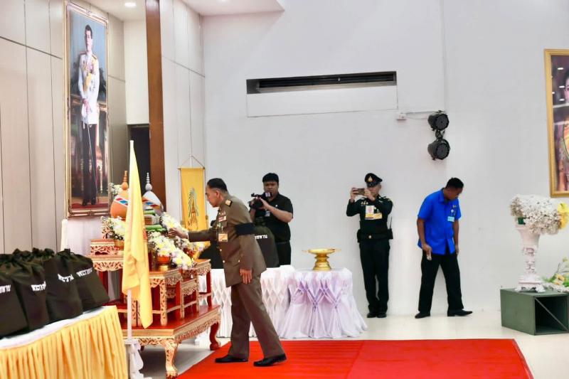 10. เข้าร่วมพิธีเชิญสิ่งของพระราชทาน มูลนิธิราชประชานุเคราะห์ ในพระบรมราชูปถัมภ์ มอบแก่ประชาชนผู้ประสบอุทกภัย