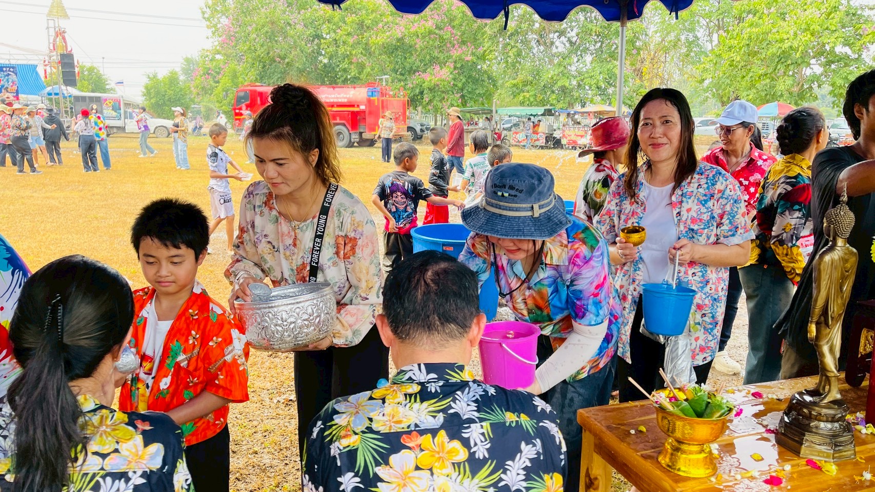 กิจกรรมรดน้ำขอพร นายอำเภอปางศิลาทอง