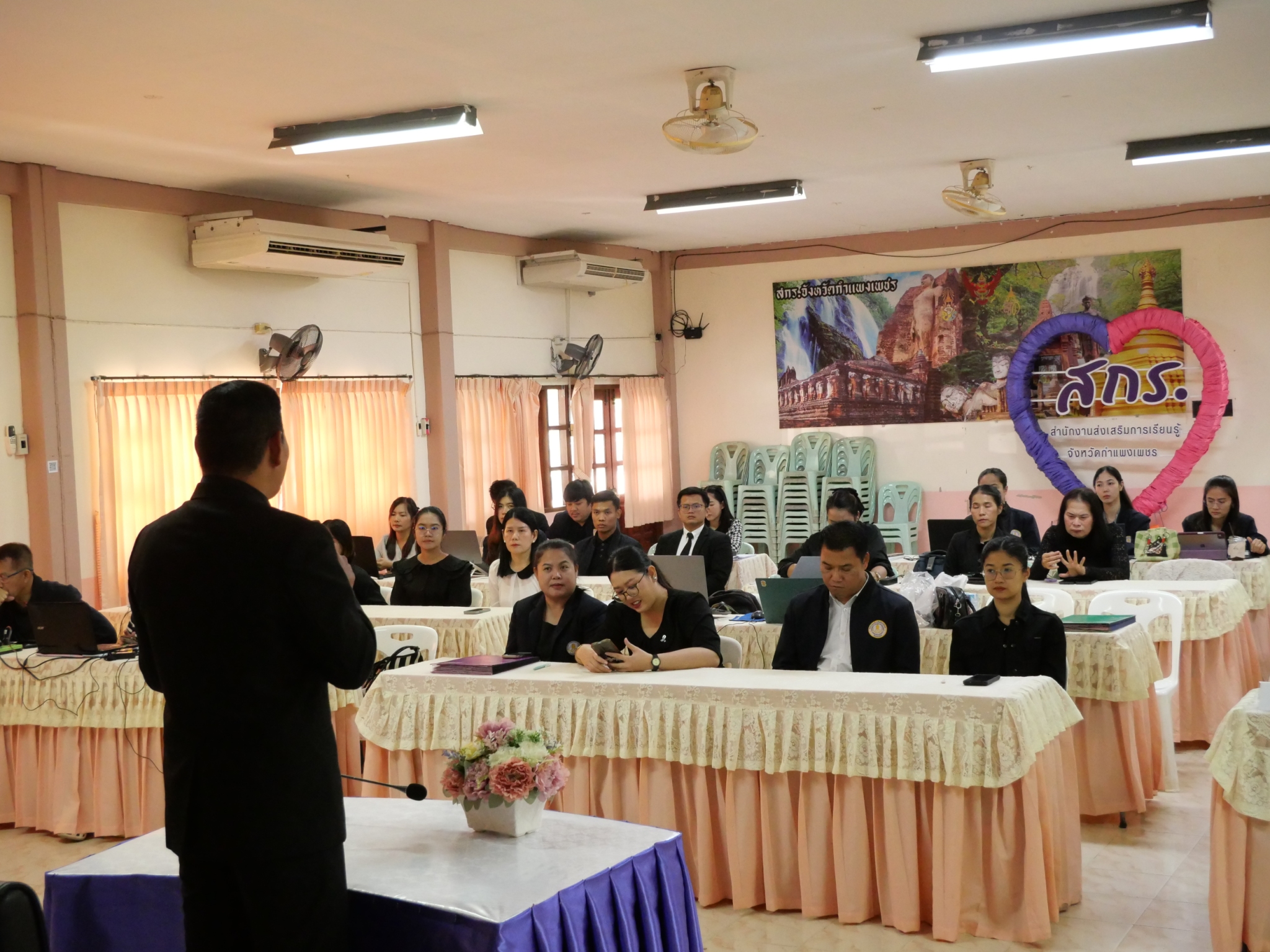 วิทยากรให้ความรู้ในโครงการอบรมและพัฒนาศักยภาพบุคลากรฯ หลักสูตรการประยุกต์ใช้งานระบบ edu kpp ด้วย AI