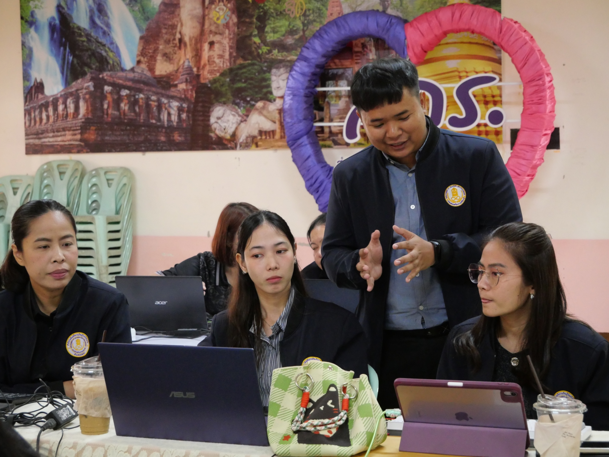 วิทยากรให้ความรู้ในโครงการอบรมและพัฒนาศักยภาพบุคลากรฯ หลักสูตรการประยุกต์ใช้งานระบบ edu kpp ด้วย AI