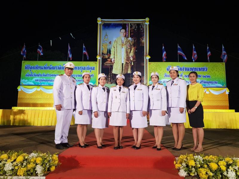 2. ร่วมพิธีจุดเทียนเพื่อน้อมรำลึกในพระมหากรุณาธิคุณ เนื่องในวันคล้ายวันสวรรคต พระบาทสมเด็จพระบรมชนกาธิเบศร มหาภูมิพลอดุลยเดชมหาราช บรมนาถบพิตร