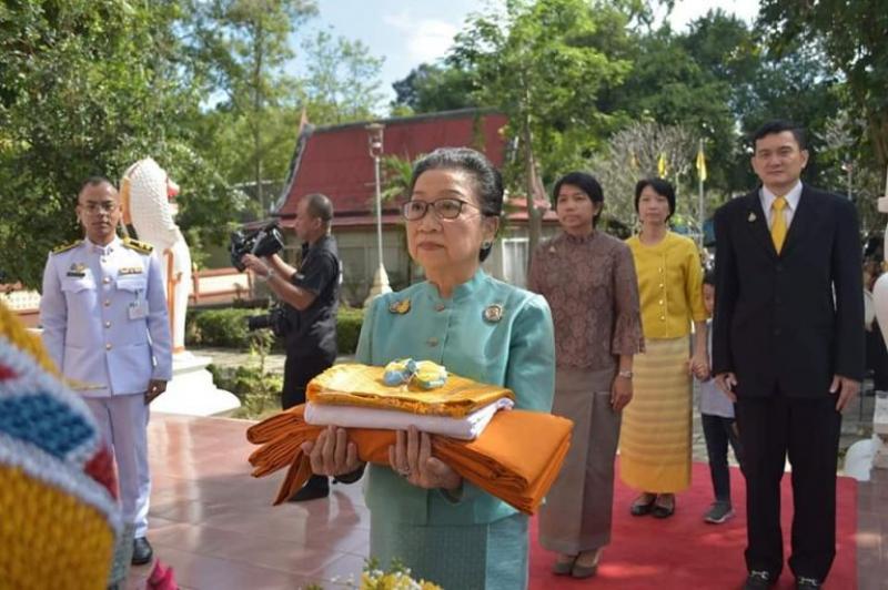 4. พระบาทสมเด็จพระเจ้าอยู่หัว ทรงพระกรุณาโปรดเกล้าฯ พระราชทานผ้าพระกฐิน