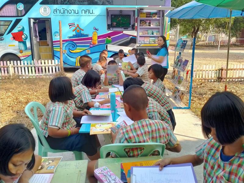 10. กิจกรรมห้องสมุดเคลื่อนที่ในโครงการส่งเสริมการอ่านการเรียนรู้ กศน.จังหวัดกำแพงเพชร