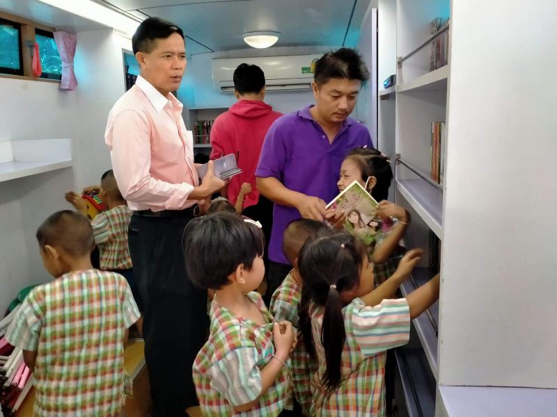 14. กิจกรรมห้องสมุดเคลื่อนที่ในโครงการส่งเสริมการอ่านการเรียนรู้ กศน.จังหวัดกำแพงเพชร