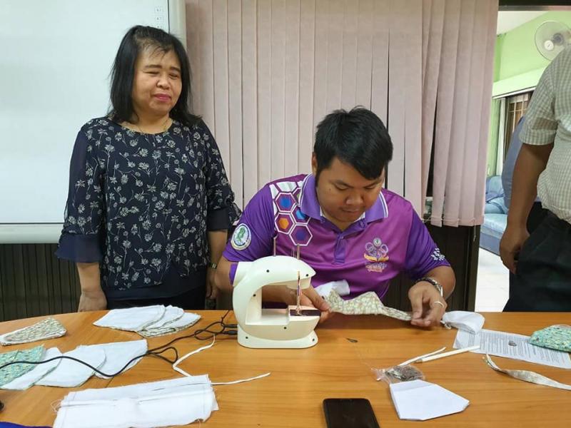 1. สำนักงาน กศน.จังหวัดกำแพงเพชร ขับเคลื่อนนโยบายเร่งด่วน! เร่งผลิตหน้ากากอนามัยและเจลล้างมืออย่างต่อเนื่อง