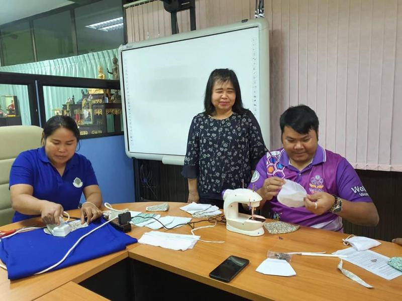 2. สำนักงาน กศน.จังหวัดกำแพงเพชร ขับเคลื่อนนโยบายเร่งด่วน! เร่งผลิตหน้ากากอนามัยและเจลล้างมืออย่างต่อเนื่อง