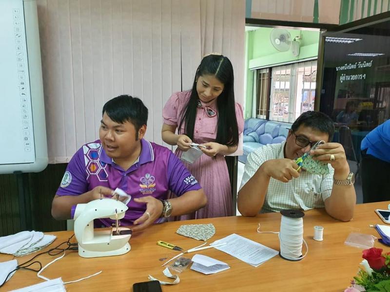 3. สำนักงาน กศน.จังหวัดกำแพงเพชร ขับเคลื่อนนโยบายเร่งด่วน! เร่งผลิตหน้ากากอนามัยและเจลล้างมืออย่างต่อเนื่อง