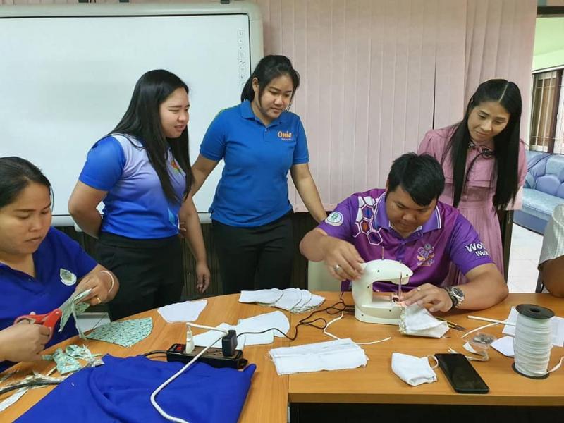 4. สำนักงาน กศน.จังหวัดกำแพงเพชร ขับเคลื่อนนโยบายเร่งด่วน! เร่งผลิตหน้ากากอนามัยและเจลล้างมืออย่างต่อเนื่อง