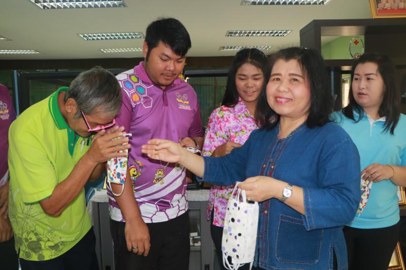 6. ปลอดภัยไว้ก่อน!  ตรวจวัดอุณภูมิร่างกายบุคลากรในสังกัด และผู้มาติดต่อราชการ ส่งเสริมการเฝ้าระวังโรคติดเชื้อไวรัสโคโรนา 2019 (COVID-19) 
