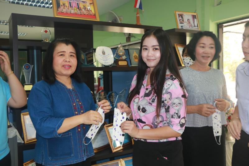 8. ปลอดภัยไว้ก่อน!  ตรวจวัดอุณภูมิร่างกายบุคลากรในสังกัด และผู้มาติดต่อราชการ ส่งเสริมการเฝ้าระวังโรคติดเชื้อไวรัสโคโรนา 2019 (COVID-19) 