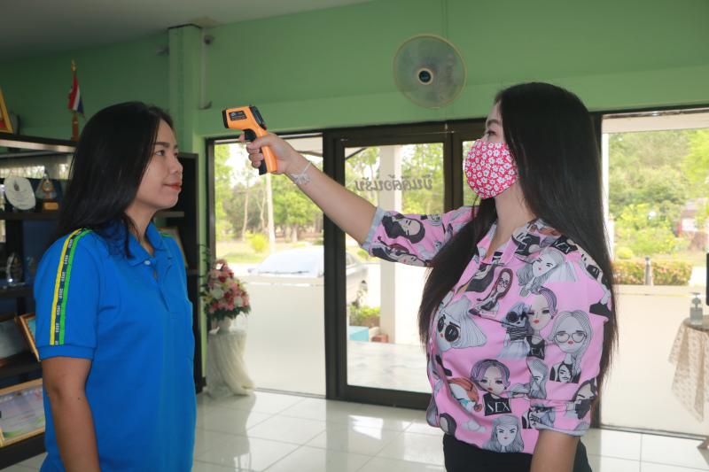 11. ปลอดภัยไว้ก่อน!  ตรวจวัดอุณภูมิร่างกายบุคลากรในสังกัด และผู้มาติดต่อราชการ ส่งเสริมการเฝ้าระวังโรคติดเชื้อไวรัสโคโรนา 2019 (COVID-19) 