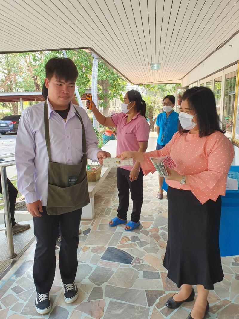 1. สำนักงาน กศน.จังหวัดกำแพงเพชร ตั้งจุดบริการตรวจสอบวัดอุณหภูมิร่างกาย แนะนำการใช้เจลล้างมือ ฆ่าเชื้อโรค และแจกจ่ายหน้ากากอนามัย