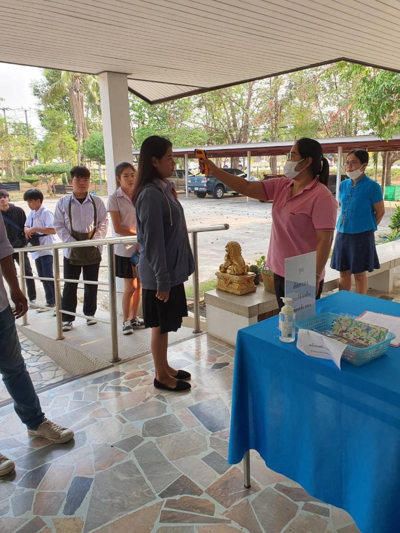 2. สำนักงาน กศน.จังหวัดกำแพงเพชร ตั้งจุดบริการตรวจสอบวัดอุณหภูมิร่างกาย แนะนำการใช้เจลล้างมือ ฆ่าเชื้อโรค และแจกจ่ายหน้ากากอนามัย