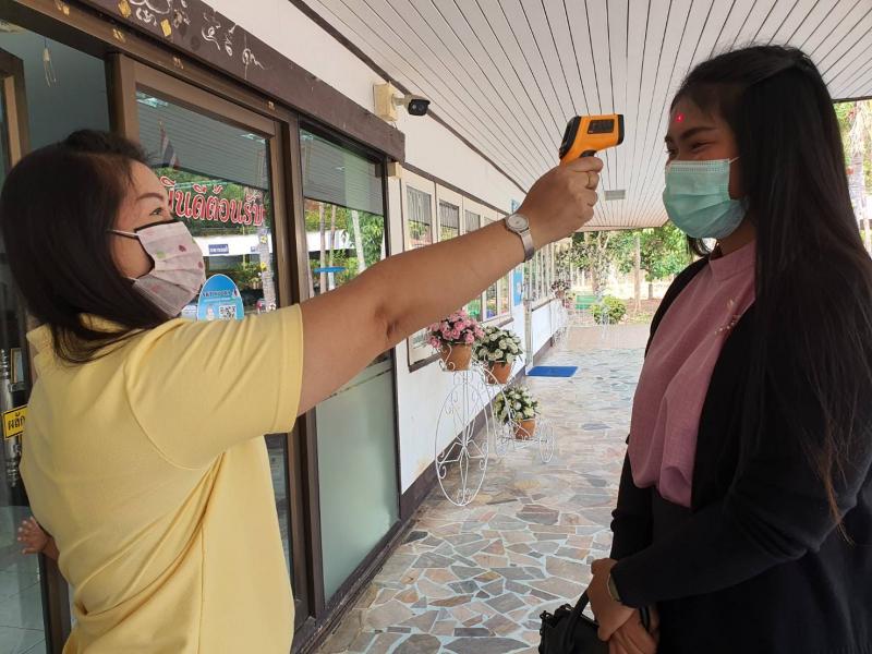 3. สำนักงาน กศน.จังหวัดกำแพงเพชร ตั้งจุดบริการตรวจสอบวัดอุณหภูมิร่างกาย แนะนำการใช้เจลล้างมือ ฆ่าเชื้อโรค และแจกจ่ายหน้ากากอนามัย