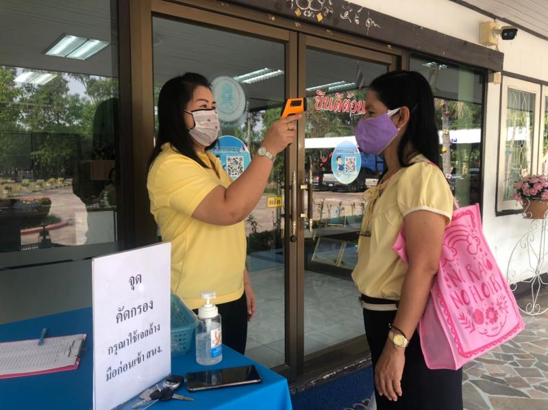 4. สำนักงาน กศน.จังหวัดกำแพงเพชร ตั้งจุดบริการตรวจสอบวัดอุณหภูมิร่างกาย แนะนำการใช้เจลล้างมือ ฆ่าเชื้อโรค และแจกจ่ายหน้ากากอนามัย