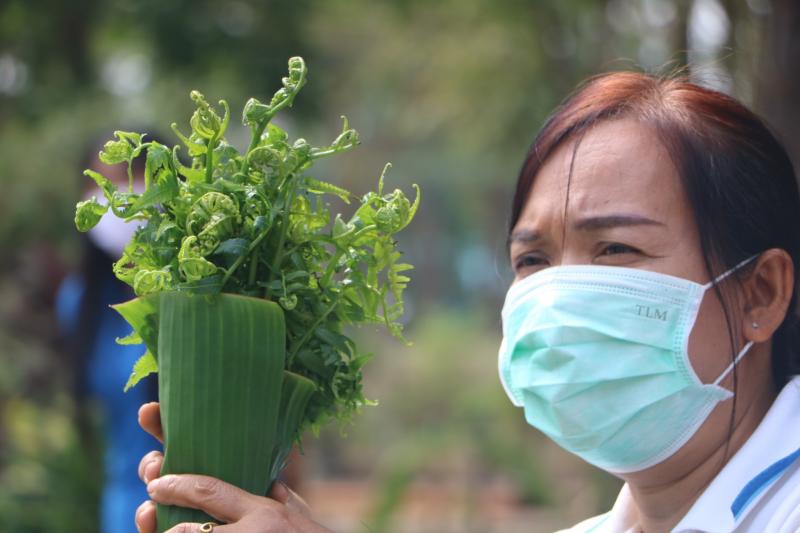 10. สำนักงาน กศน. จังหวัดกำแพงเพชรรับมอบกล้าผักและพืชผักสวนครัวปลอดสารพิษจากกลุ่มปลูกผักอินทรีย์ 