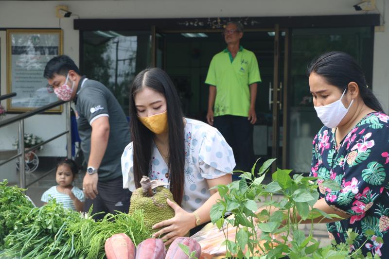 27. สำนักงาน กศน. จังหวัดกำแพงเพชรรับมอบกล้าผักและพืชผักสวนครัวปลอดสารพิษจากกลุ่มปลูกผักอินทรีย์ 