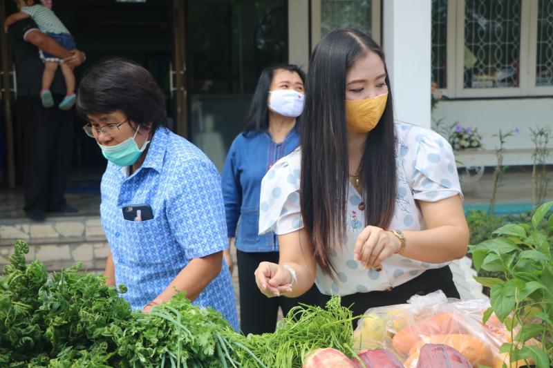 28. สำนักงาน กศน. จังหวัดกำแพงเพชรรับมอบกล้าผักและพืชผักสวนครัวปลอดสารพิษจากกลุ่มปลูกผักอินทรีย์ 