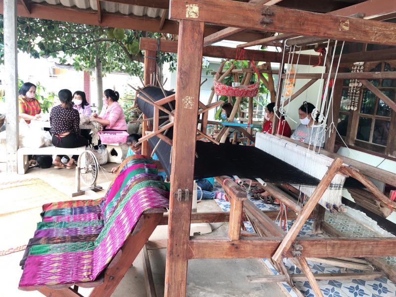 5. ผอ .สำนักงาน กศน .จังหวัดกำแพงเพชรและคณะ นิเทศการจัดกิจกรรมอาชีพ  1 อำเภอ 1 อาชีพ หลักสูตรการทอผ้ากล้วยไข่ชากังราว