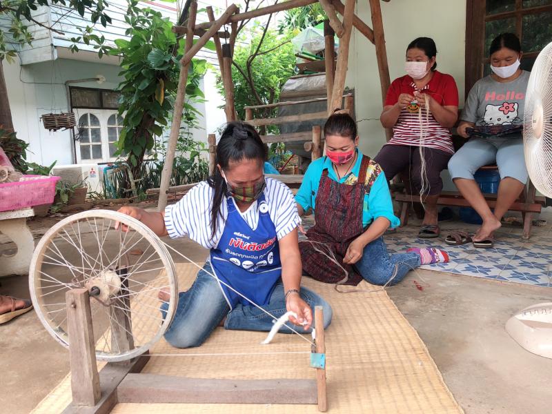 6. ผอ .สำนักงาน กศน .จังหวัดกำแพงเพชรและคณะ นิเทศการจัดกิจกรรมอาชีพ  1 อำเภอ 1 อาชีพ หลักสูตรการทอผ้ากล้วยไข่ชากังราว