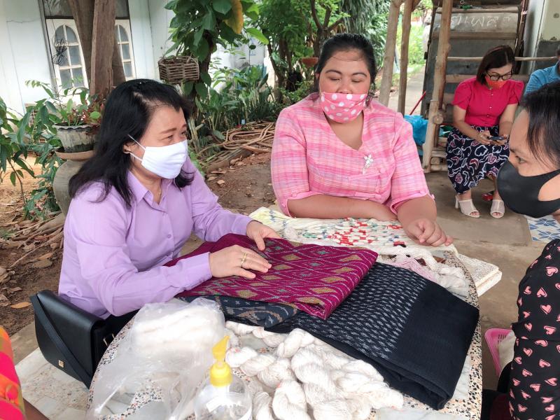 9. ผอ .สำนักงาน กศน .จังหวัดกำแพงเพชรและคณะ นิเทศการจัดกิจกรรมอาชีพ  1 อำเภอ 1 อาชีพ หลักสูตรการทอผ้ากล้วยไข่ชากังราว