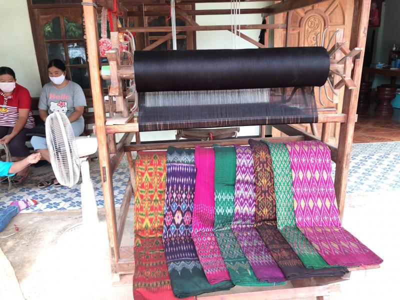 10. ผอ .สำนักงาน กศน .จังหวัดกำแพงเพชรและคณะ นิเทศการจัดกิจกรรมอาชีพ  1 อำเภอ 1 อาชีพ หลักสูตรการทอผ้ากล้วยไข่ชากังราว