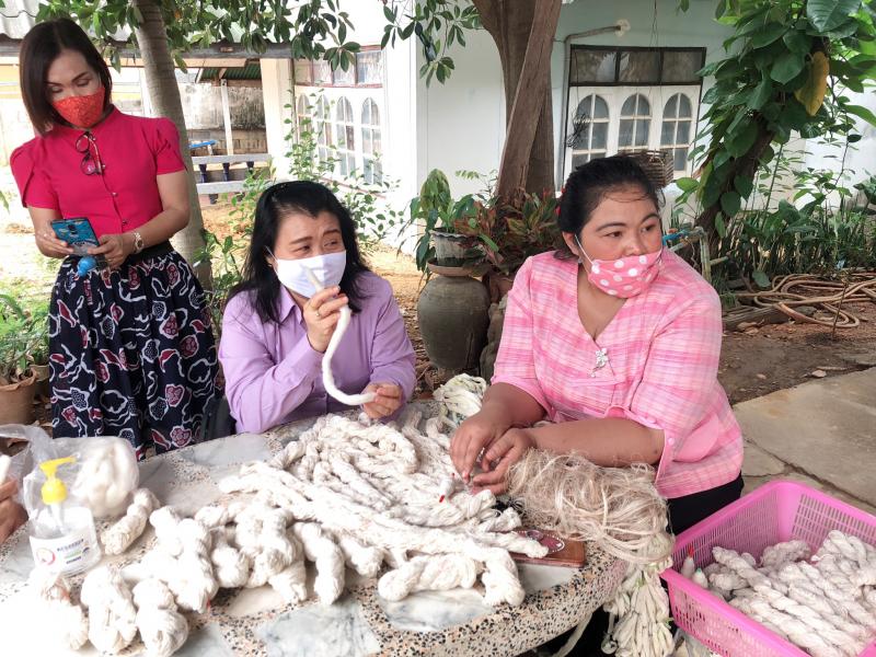 11. ผอ .สำนักงาน กศน .จังหวัดกำแพงเพชรและคณะ นิเทศการจัดกิจกรรมอาชีพ  1 อำเภอ 1 อาชีพ หลักสูตรการทอผ้ากล้วยไข่ชากังราว