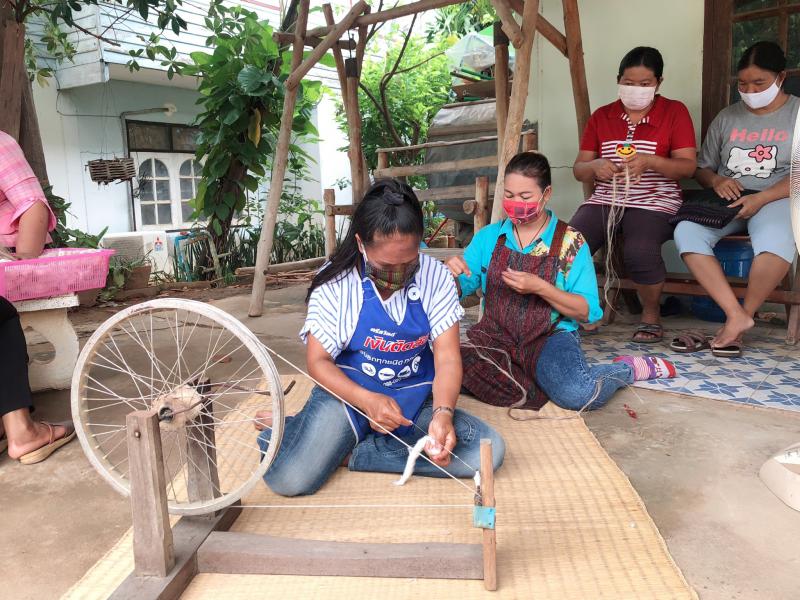 12. ผอ .สำนักงาน กศน .จังหวัดกำแพงเพชรและคณะ นิเทศการจัดกิจกรรมอาชีพ  1 อำเภอ 1 อาชีพ หลักสูตรการทอผ้ากล้วยไข่ชากังราว