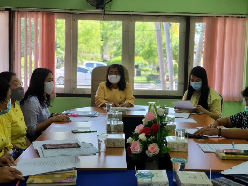 10. ผู้อำนวยการสำนักงาน กศน. จังหวัดกำแพงเพชร เข้าร่วมประชุมข้าราชการครู เพื่อพิจารณาจัดทำหลักสูตรการอบรมข้าราชการ สายผู้สอน ประจำปี 2563 