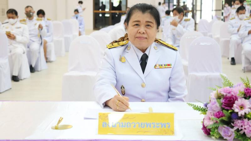 8. ผู้อำนวยการสำนักงาน สำนักงาน กศน.กำแพงเพชรร่วมพิธีลงนามถวายพระพรชัยมงคล สมเด็จพระนางเจ้าสุทิดา พัชรสุธาพิมลลักษณ พระบรมราชินี เนื่องในโอกาสวันเฉลิมพระชนมพรรษา 3 มิถุนายน 2563