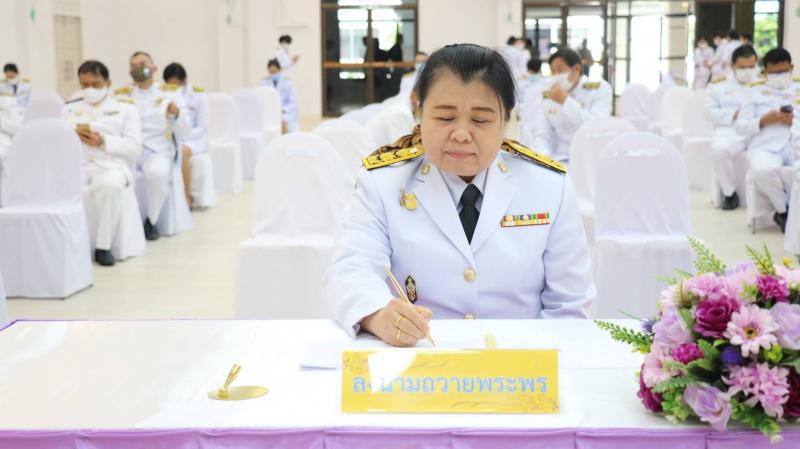 9. ผู้อำนวยการสำนักงาน สำนักงาน กศน.กำแพงเพชรร่วมพิธีลงนามถวายพระพรชัยมงคล สมเด็จพระนางเจ้าสุทิดา พัชรสุธาพิมลลักษณ พระบรมราชินี เนื่องในโอกาสวันเฉลิมพระชนมพรรษา 3 มิถุนายน 2563