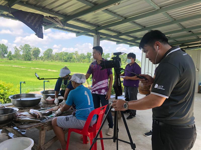 5. สำนักงาน กศน. จังหวัดกำแพงเพชรถ่ายทำหลักสูตรอาชีพ ปลาส้มสุขใจไร้ก้าง กับ กศน.อำเภอคลองขลุง