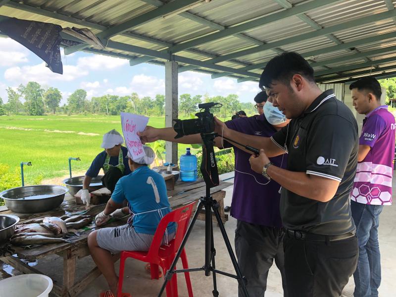 6. สำนักงาน กศน. จังหวัดกำแพงเพชรถ่ายทำหลักสูตรอาชีพ ปลาส้มสุขใจไร้ก้าง กับ กศน.อำเภอคลองขลุง