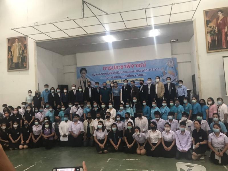 9. ผู้อำนวยการสำนักงาน กศน.จังหวัดกำแพงเพชร เข้าร่วมการประชาพิจารณ์ ความคาดหวังที่มีต่อรัฐบาลและกระทรวงศึกษาธิการในการพัฒนาการศึกษา กศน