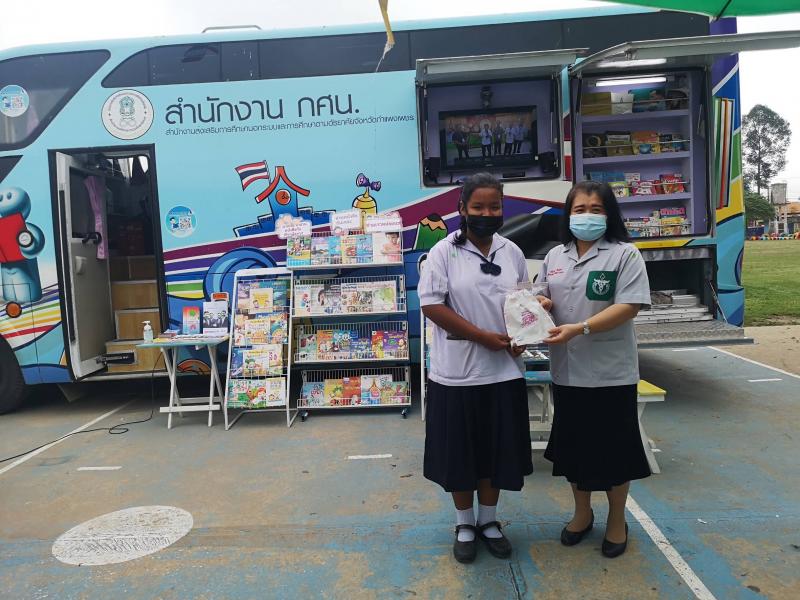 6. ผู้อำนวยการสำนักงาน กศน.จังหวัดกำแพงเพชร เข้าร่วมกิจกรรมให้บริการ หน่วยแพทย์เคลื่อนที่ พอ.สว. จังหวัดกำแพงเพชร