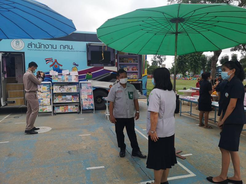 9. ผู้อำนวยการสำนักงาน กศน.จังหวัดกำแพงเพชร เข้าร่วมกิจกรรมให้บริการ หน่วยแพทย์เคลื่อนที่ พอ.สว. จังหวัดกำแพงเพชร