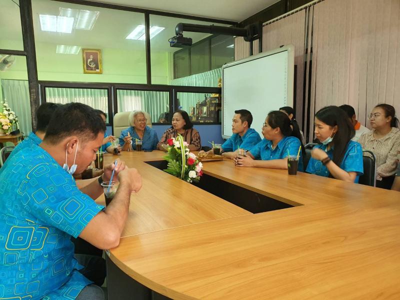 9. นางสาวชโรทัย ปัญติ ศึกษานิเทศก์ชำนาญการพิเศษ และบุคลากร กศน.จังหวัดกำแพงเพชรต้อนรับคณะศึกษาดูงานจาก สำนักงาน กศน.จังหวัดสุพรรณบุรี