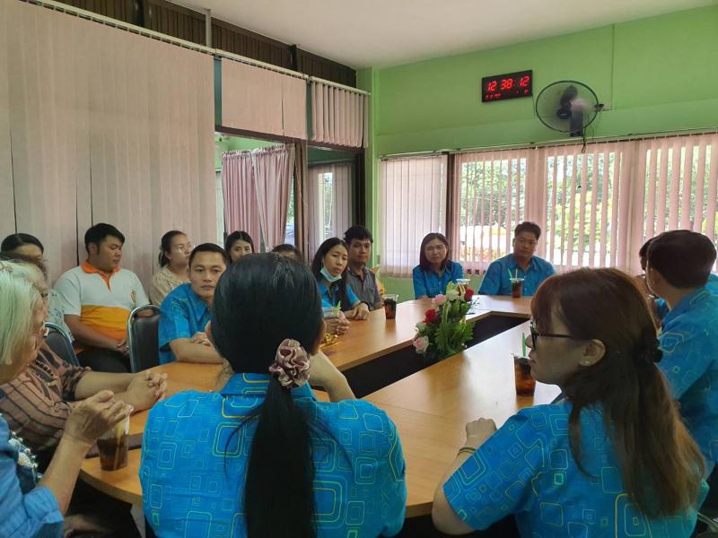 4. นางสาวชโรทัย ปัญติ ศึกษานิเทศก์ชำนาญการพิเศษ และบุคลากร กศน.จังหวัดกำแพงเพชรต้อนรับคณะศึกษาดูงานจาก สำนักงาน กศน.จังหวัดสุพรรณบุรี