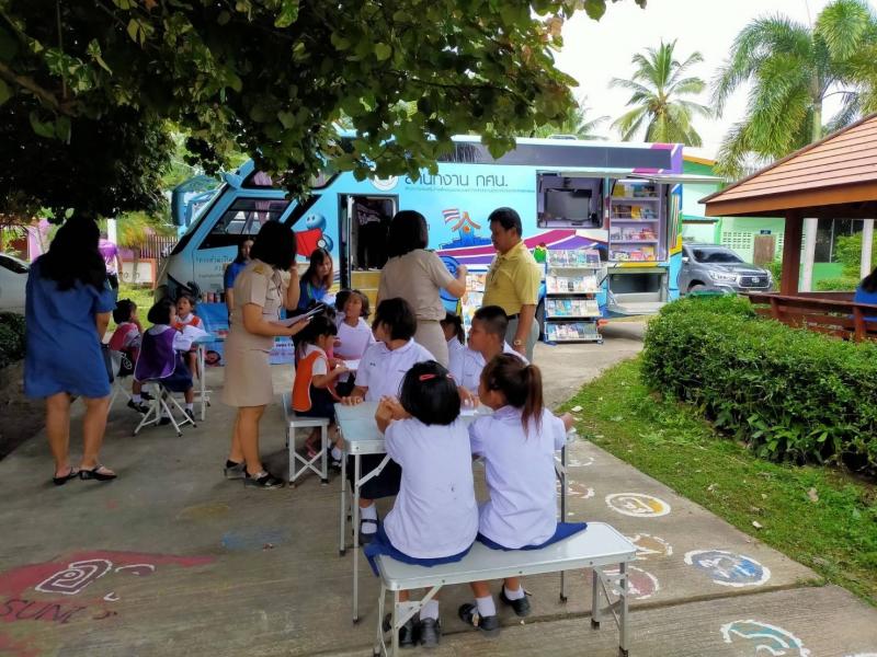 6. สำนักงาน กศน.จังหวัดกำแพงเพชร มอบหนังสือจำนวน 2,120 เล่ม แก่โรงเรียนบ้านคลองปลาสร้อย อำเภอปางศิลาทอง จังหวัดกำแพงเพชร