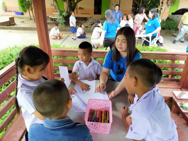 8. สำนักงาน กศน.จังหวัดกำแพงเพชร มอบหนังสือจำนวน 2,120 เล่ม แก่โรงเรียนบ้านคลองปลาสร้อย อำเภอปางศิลาทอง จังหวัดกำแพงเพชร