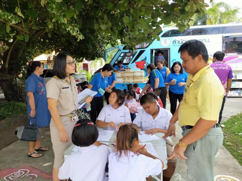 17. สำนักงาน กศน.จังหวัดกำแพงเพชร มอบหนังสือจำนวน 2,120 เล่ม แก่โรงเรียนบ้านคลองปลาสร้อย อำเภอปางศิลาทอง จังหวัดกำแพงเพชร