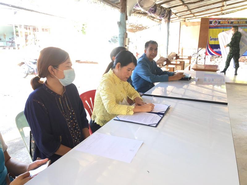 10.  ร่วมเปิดโครงการขยายผลโครงการอันเนื่องมาจากพระราชดำริ ณ ศูนย์เรียนรู้ปรัชญาของเศรษฐกิจพอเพียง  บ้านหนองบง ต.โกสัมพีนคร อ.โกสัมพีนคร