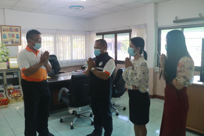 5. นายมงคล พลายชมพูนุท นำบุคลากรในสังกัด สำนักงาน กศน.จังหวัดกำแพงเพชร เข้าอวยพรปีใหม่ 2564  ณ ศึกษาธิการจังหวัดกำแพงเพชร