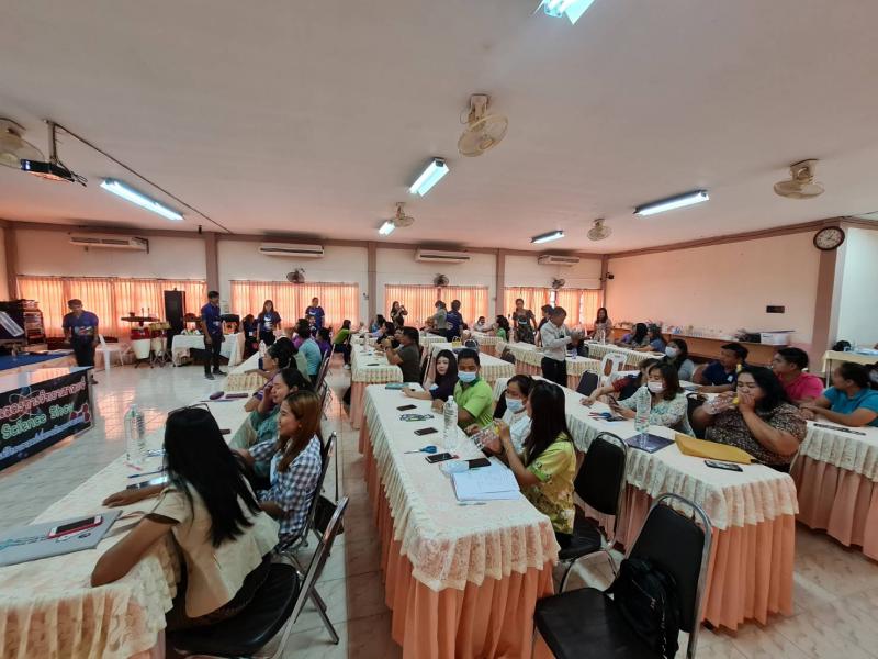 8. โครงการอบรมเชิงปฏิบัติการเพิ่มศักยภาพการจัดกิจกรรมการเรียนรู้ทางวิทยาศาสตร์ Science show สำหรับบุคลากรในสังกัด กศน.จังหวัดกำแพงเพชร