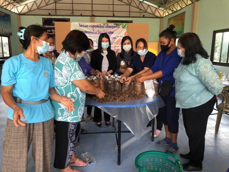 8.  คณะนิเทศ สนง.กศน.จังหวัดกำแพงเพชรโดย นางสาวชโรทัย  ปัญติ ศึกษานิเทศชำนาญการพิเศษ นางสาวสุภาภรณ์ หาญสำเภา นักวิชาการศึกษาปฏิบัติการ และนางสาวจินดารัตน์  ทับทิม นักวิชาการศึกษา นิเทศการจัดกิจกรรม