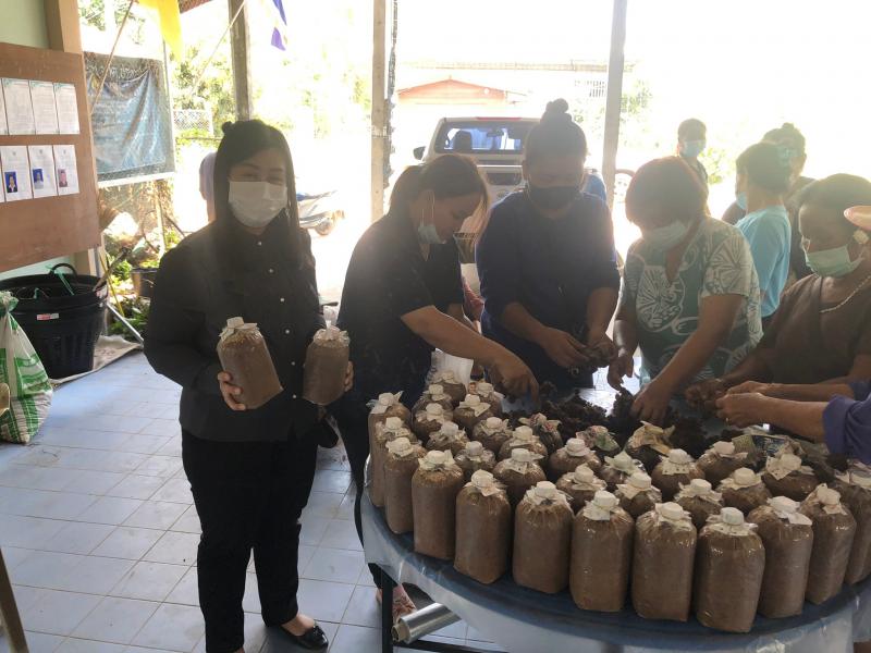 4.  คณะนิเทศ สนง.กศน.จังหวัดกำแพงเพชรโดย นางสาวชโรทัย  ปัญติ ศึกษานิเทศชำนาญการพิเศษ นางสาวสุภาภรณ์ หาญสำเภา นักวิชาการศึกษาปฏิบัติการ และนางสาวจินดารัตน์  ทับทิม นักวิชาการศึกษา นิเทศการจัดกิจกรรม